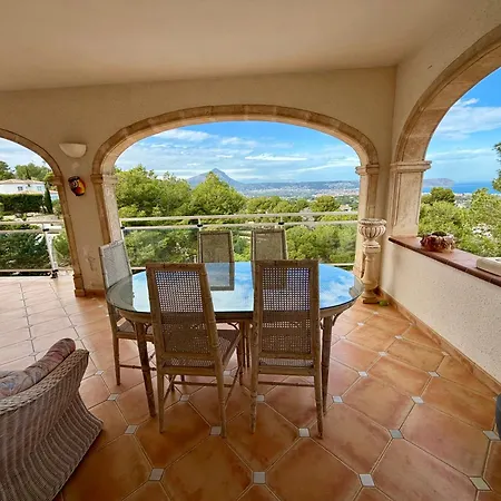 Upper Floor With Private Entrance And Shared Pool *